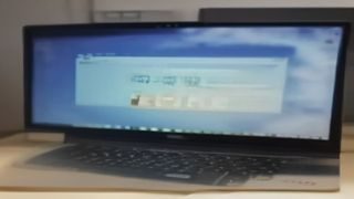 中年男性在家庭书房使用Windows电脑安装开云客户端PC版，桌面整洁专注